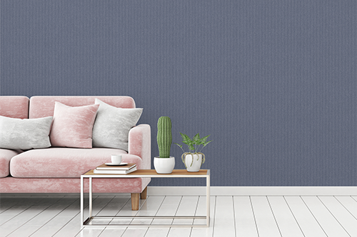 Rosa Sofa vor Tapete in dunkel Lila