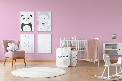 Rosa Tapeten im Kinderzimmer
