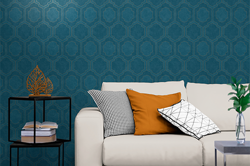 Dunkel Blaue Tapete hinter weißer Couch