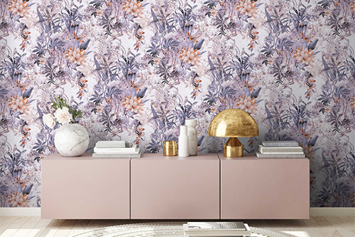 Lila Tapete mit floralem Muster