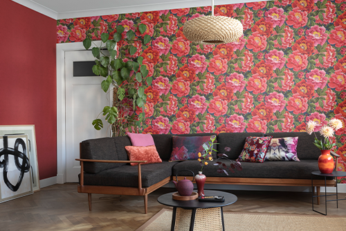 Rote Tapete mit Blumenmuster