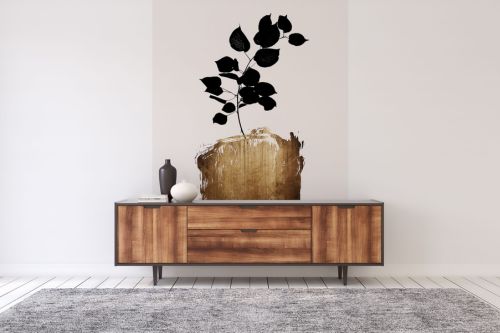 Kommode aus Holz vor Tapeten in Schwarz Gold