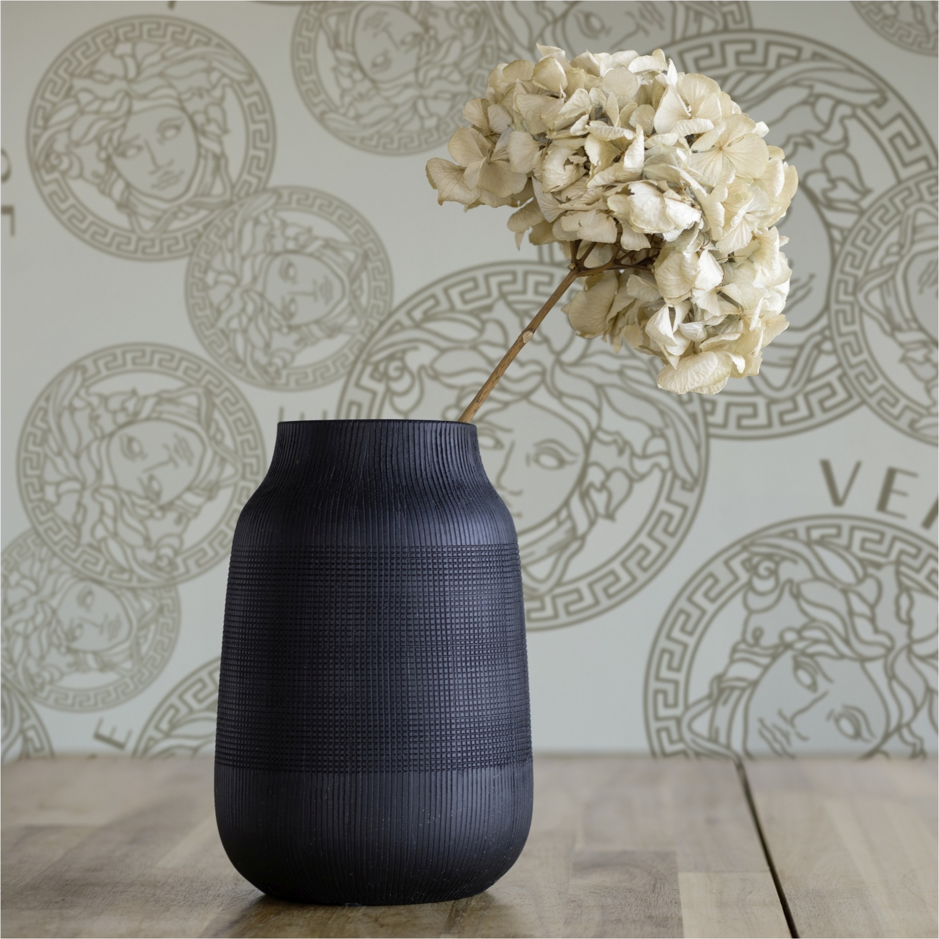 Tapete Versace Luxus-Optik M1-No.11517 | Vliestapete Design | Creme | Beige | Medusa | Schriftzug