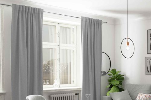 Hellgraue Gardinen mit Schlaufen im Wohnzimmer