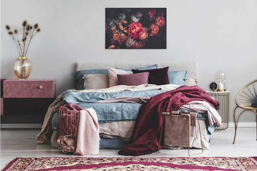 Keilrahmenbild mit Blumenmotiv im Schlafzimmer