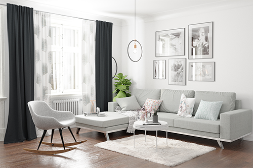 Dunkle Vorhänge in einem weißen Wohnzimmer