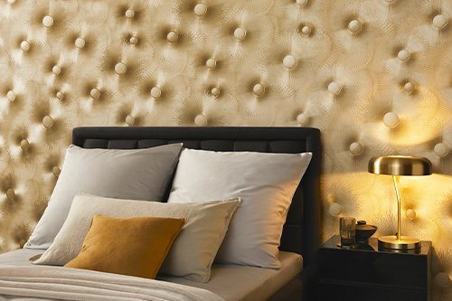 Luxuriöse Gold Tapete hinter dem Bett