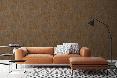 Tapete in Kupfer hinter braunem Sofa