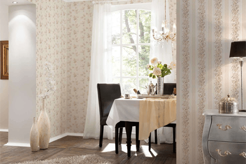 Esszimmer mit einer hellen Landhaus Tapete