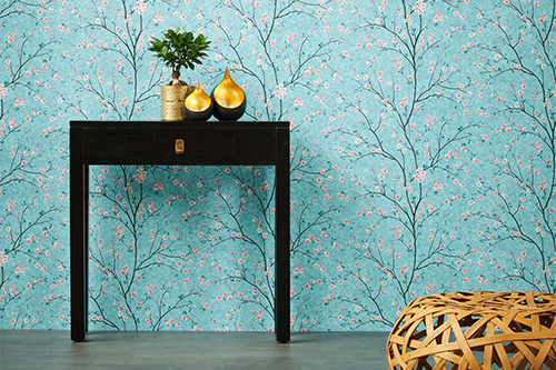 Hell Blaue Tapete mit floralem Muster