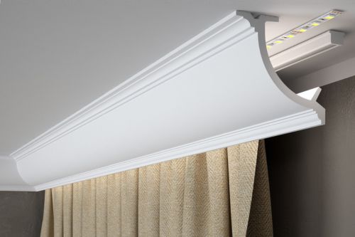 Weße Gardinenschiene für die Decke mit LED Beleuchtung