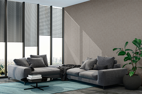 Einfarbige Tapete in Beige in einem modernen Wohnzimmer