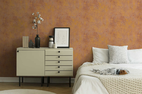 Kupfer Tapete im Schlafzimmer hinter hellen Möbeln