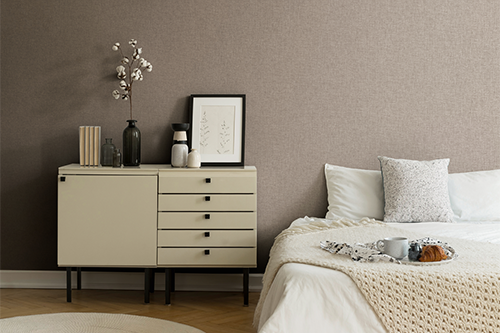 Beige einfarbige Schlfzimmertapete hinter hellen Möbeln
