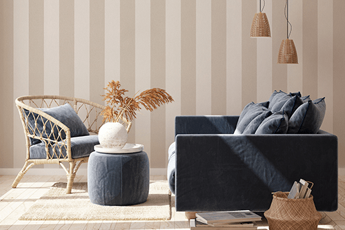 Gestreifte Tapete in Beige in einem Wohnzimmer
