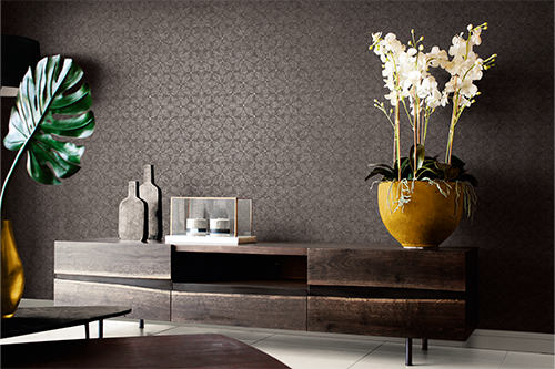 Schwarze Tapete hinter dunklem Sideboard