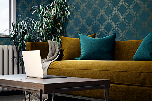 Elegante Petroltapete im Wohnzimmer mit senffarbender Couch