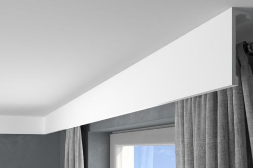 Weiße, schlichte Vorhangschiene für die Decke