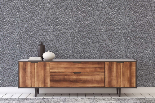 Moderne Silber Tapete hinter braunem Sideboard