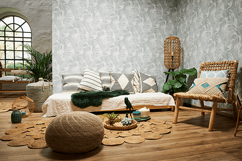 Boho Stil Tapete in hell Grau in einem Boho Style Wohnzimmer
