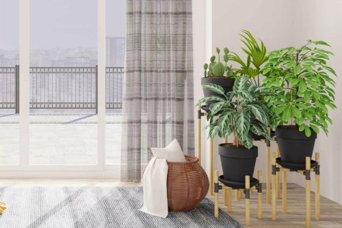 Bunte Vorhänge mit Querstreifen vor Wohnzimmerfenster
