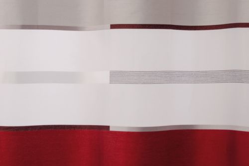 Bunte Vorhänge in Rot, Grau und Weiß